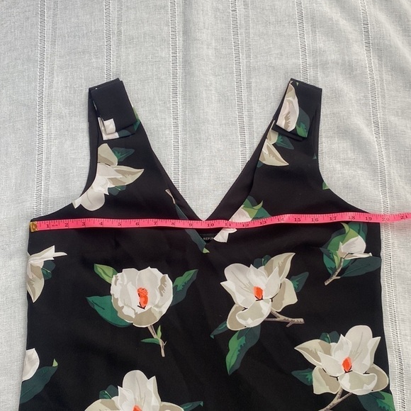 Banana Republic Magnolia print deep V sleeveless blouse. - Picture 3 of 12